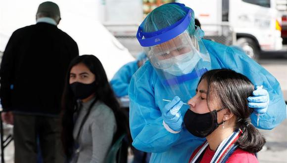 Personal sanitario realiza pruebas de coronavirus covid-19 en la plaza de mercado Corabastos en Bogotá, Colombia. (EFE/Carlos Ortega).