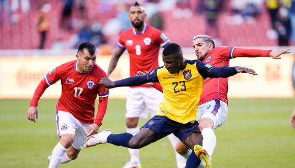 Chile y Ecuador marchan cuarto y tercero en las Eliminatorias, respectivamente. (Foto: AFP)