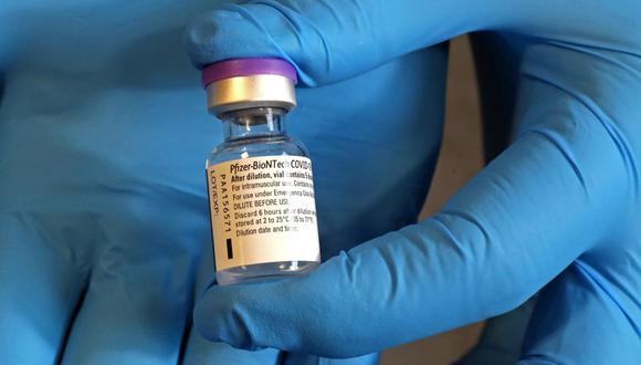 Un trabajador del NHS (Servicio Nacional de Salud) sostiene un vial de la vacuna Pfizer-Biontech contra el coronavirus covid-19 en Inglaterra. (Chris Jackson / POOL / AFP).