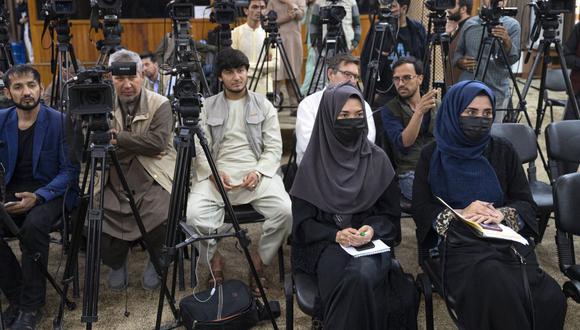 Foto referencial. Periodistas afganos asisten a una conferencia de prensa en la que se dirige el primer viceprimer ministro interino de los talibanes, Abdul Ghani Baradar, junto con otros dignatarios en Kabul el 24 de mayo de 2022. (Foto de Wakil KOHSAR / AFP)