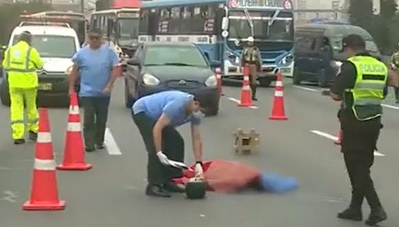 Un hombre no identificado falleció al ser embestido en Surco por un auto que se dio a la fuga. (Foto: Captura/América Noticias)