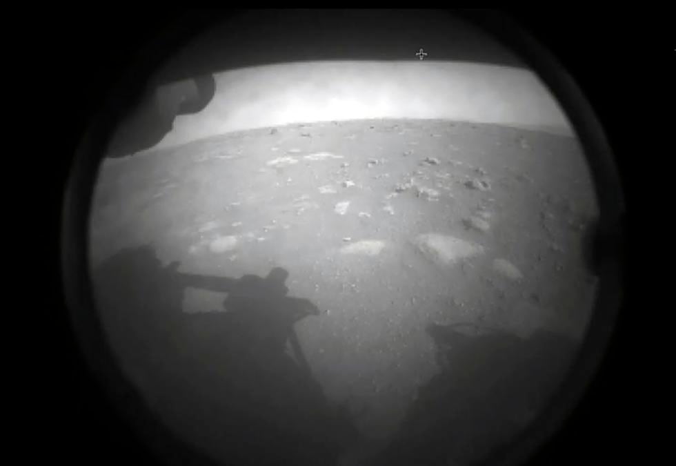 Esta foto de la NASA muestra las primeras imágenes del rover Perseverance de la NASA cuando aterrizó en la superficie de Marte el 18 de febrero de 2021. La NASA señaló que el aterrizaje  en la superficie de Marte se dio después de superar con éxito una fase de arriesgada conocido como los "siete minutos de terror". (Foto: AFP / NASA)