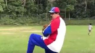 Venezuela: Maduro graba mensaje mientras juega béisbol [VIDEOS]