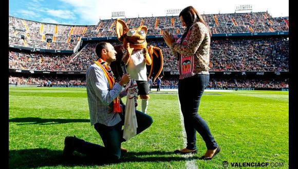 Hincha de Valencia propuso matrimonio en partido de Liga BBVA