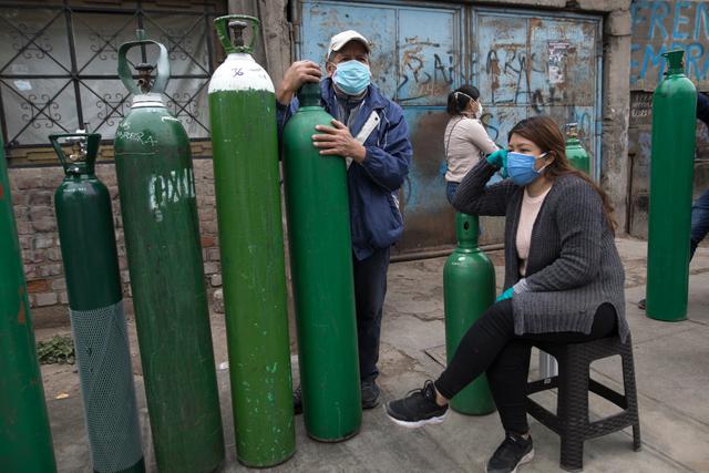 Largas colas en busca de oxígeno medicinal en Perú. Los ciudadanos se dan cita desde la madrugada con el fin de recargar sus balones. (Foto:  Anthony Niño de Guzman / GEC)