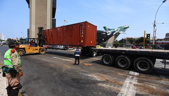 Hasta el óvalo Jorge Chavez llegó maquinaria pesada para retirar el container. (Foto: Hugo Curotto)