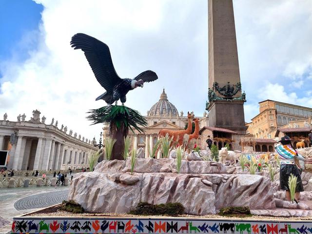 El nacimiento que llega este año desde el Perú es inaugurado en la Plaza de San Pedro, Ciudad del Vaticano, el 9 de diciembre de 2021. (EFE / EPA / Nina Fabrizio).