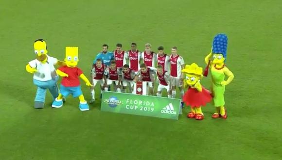 Durante la foto oficial previo al inicio del Flamengo vs. Ajax, aparecieron 'Los Simpson' y se colocaron al lado del cuadro europeo. El video ya es viral en YouTube (Foto: captura de pantalla)