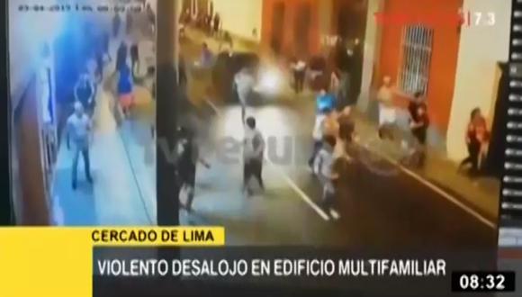 Imágenes muestran el violento desalojo irregular en edificio multifamiliar | VIDEO (Captura: TV Noticias 7.3)
