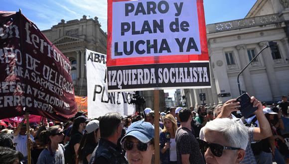 Miembros de sindicatos protestan contra el decreto de emergencia del presidente Javier Milei durante una manifestación convocada por la Unión Obrera Argentina (CGT) en Buenos Aires el 27 de diciembre de 2023. (Foto de Luis ROBAYO / AFP)