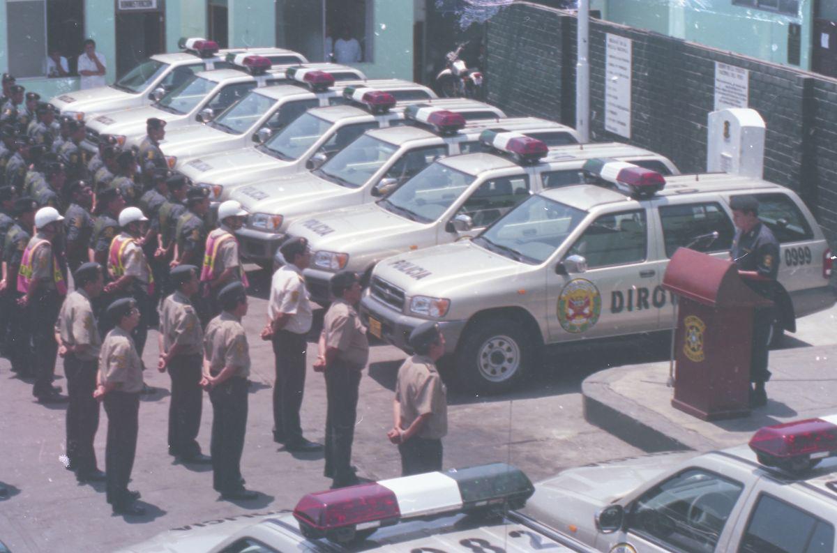 Lima, 14 de marzo de 2000. Ceremonia de entrega de patrulleros. Foto: Roberto Matta / El Comercio