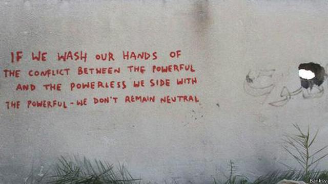Grafitis entre ruinas de la visita clandestina de Banksy a Gaza - 3