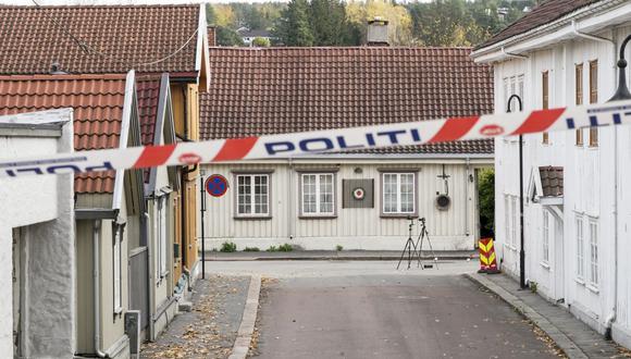 Se ve un cordón policial mientras la policía continúa su trabajo forense en la escena del crimen en Kongsberg, Noruega, el 15 de octubre de 2021, dos días después de que un hombre armado con un arco y flechas matara a 5 personas antes de ser arrestado por la policía.(Foto de Terje Pedersen / NTB / AFP)