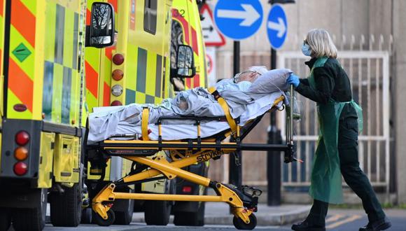 Un paciente es ingresado en el Royal London Hospital, en Londres, Gran Bretaña. (Foto: EFE / EPA / ANDY RAIN).