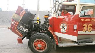 Camión de bomberos chocó con taxi cuando iba a atender incendio