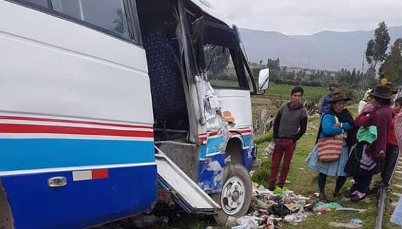 Veh&iacute;culo que choc&oacute; contra tren transportaba a 11 personas. (Foto: Cortes&iacute;a Huancayo Noticias / Karina Or&eacute;)