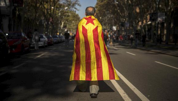 El presidente independentista de Cataluña destituido el viernes por Madrid, Carles Puigdemont,ha llamado a sus seguidores a oponerse pacíficamente a la suspensión de la autonomía. (Foto: AP/Santi Palacios)