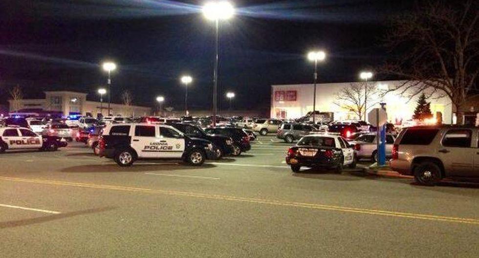 Decenas de policías, la SWAT y la FBI acudieron al centro comercial. (Foto: @GonzalezSarahA)