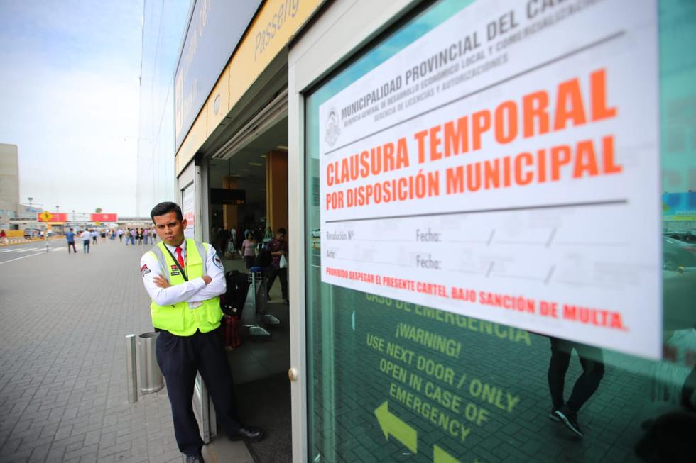 La Muncipalidad del Callao colocó carteles de clausura en tres puertas del aeropuerto Jorge Chávez debido a que, según indicó la comuna, la operadora LAP no cumplió con colocar carteles contra la discriminación. (Foto: Giancarlo Ávila)