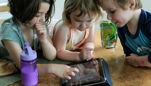 Niños que usan pantallas táctiles tienden a dormir menos