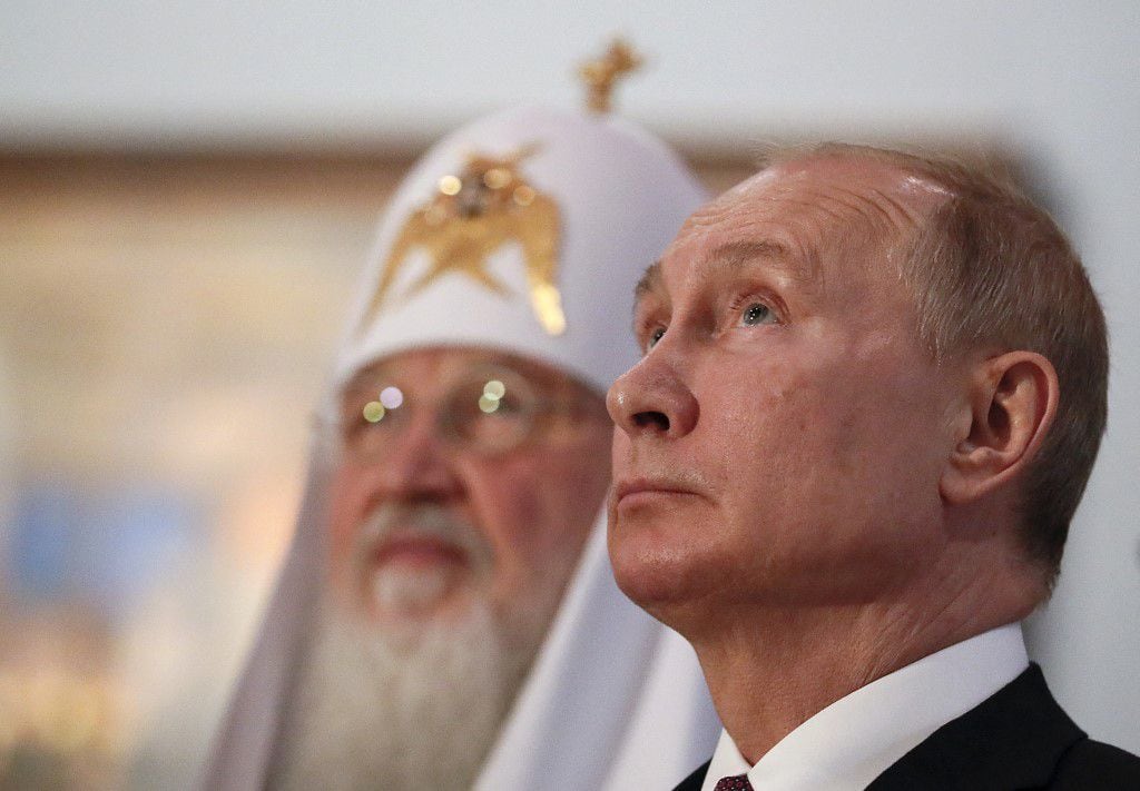 El presidente ruso Vladimir Putin y el patriarca Kirill de Moscú visitando la exposición "Memoria de las generaciones: la Gran Guerra Patria en las artes pictóricas" el 4 de noviembre de 2019. 
