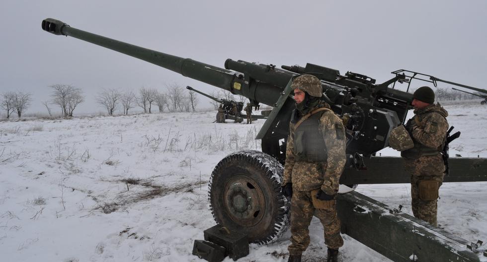 Miembros del servicio militar de Ucrania operan obuses 2A65 Msta-B durante ejercicios de artillería y antiaéreos cerca de la frontera con Crimea, anexionada por Rusia en el 2014. La imagen es del último viernes. (Foto: Reuters)