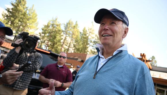 El presidente estadounidense, Joe Biden, habla con la prensa después de asistir a una clase de pilates en South Tahoe, California, el 25 de agosto de 2023. (Foto: Mandel NGAN / AFP)
