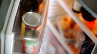 Por qué NO se debe guardar la leche en la puerta de la refrigeradora