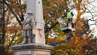 Polonia y otras naciones europeas buscan eliminar sus estatuas de la era soviética | FOTOS