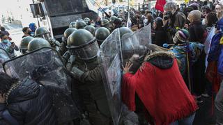 Chile: Convención Constitucional se instala en medio de protestas y choques con Carabineros