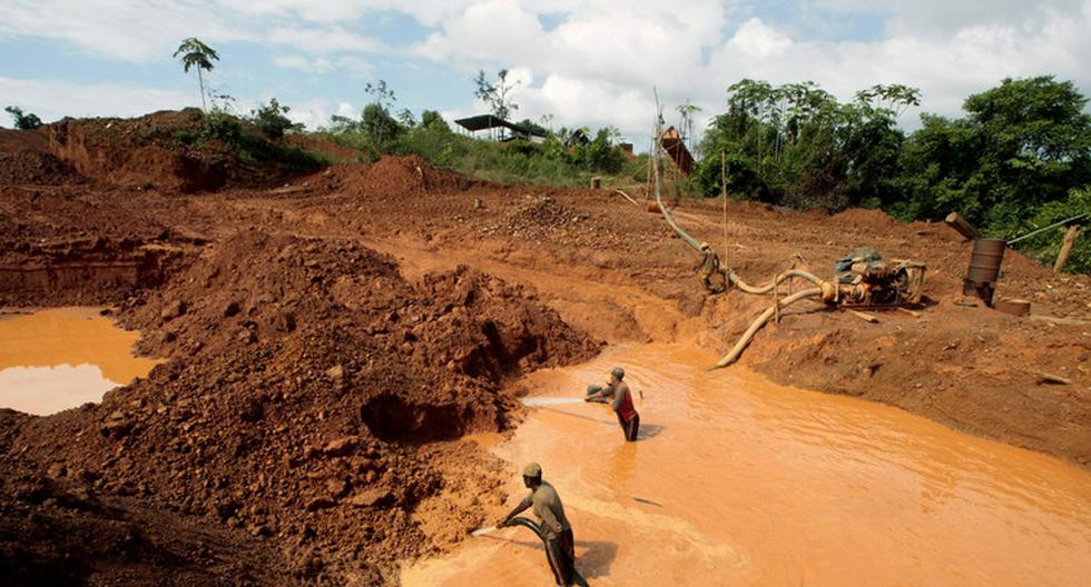 Mineros usan mangueras con potentes chorros de agua contra la tierra para extraer de allí el oro en el yacimiento de Las Cristinas, al sur de Venezuela. (Foto: EFE)
