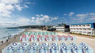 Playas con turistas dentro de cubos transparentes para evitar contagios de coronavirus en Europa 