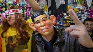 Perú vs. Argentina: venden pelucas de Gareca y orejas de Edison Flores [FOTOS]
