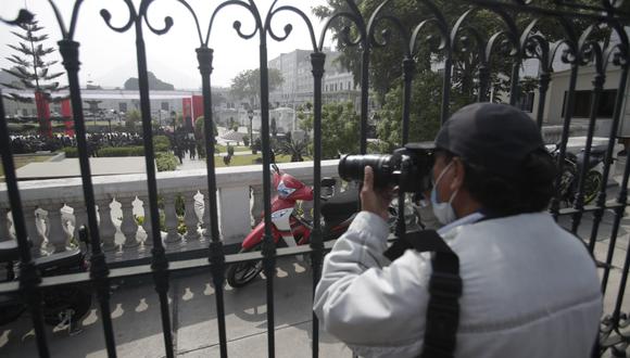 Los periodistas tuvieron que registrar la ceremonia a muchos metros de distancias, detrás de las rejas que rodean el Parlamento
