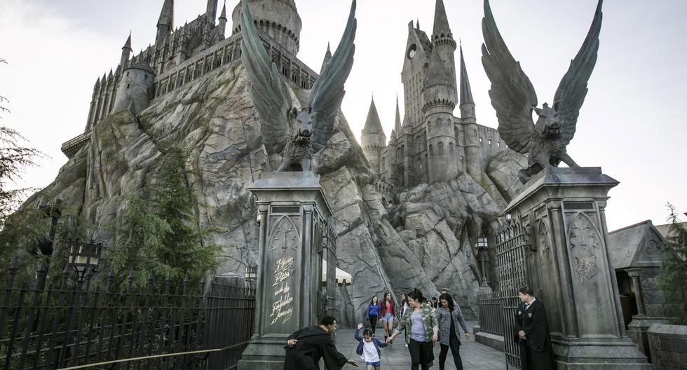 Explore los pasillos y salones de clases de Hogwarts. Ubique la cabina telefónica para llamar al Ministerio de MAGIA (marque 62442). (Foto: Universal Orlando Studios)