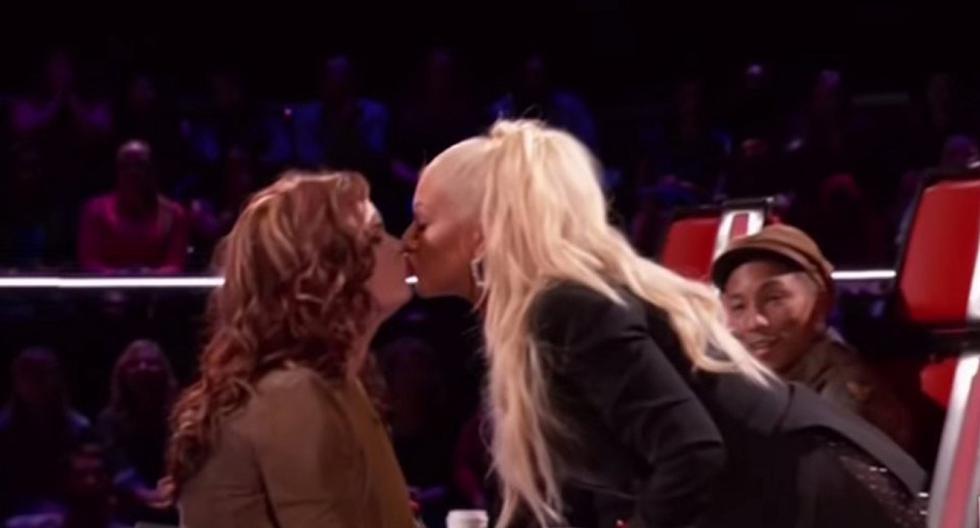 Christina Aguilera sorprende en \"The Voice\" al besar a participante. (Foto: Captura YouTube)