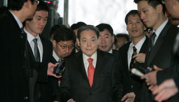 El presidente de Samsung Group, Lee Kun-hee, llega a la oficina principal de la Federación de Industrias Coreanas, el grupo de presión empresarial más grande del país, para reunirse con el presidente electo Lee Myung-bak con otros empresarios en Seúl. (REUTERS/Han Jae-Ho).