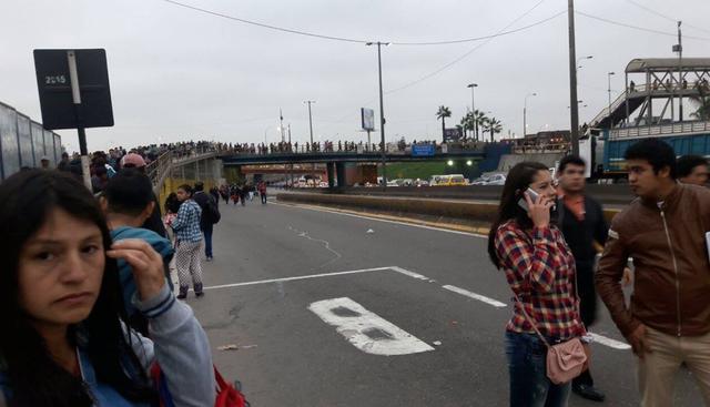 Las personas que abordan las unidades de transporte público en la Vía de Evitamiento se vieron perjudicados por la marcha de los maestros. (Martín Tumay/El Comercio)