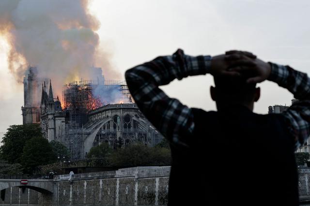 La catedral de Notre Dame de París, uno de los monumentos más emblemáticos de la capital de Francia, está sufriendo un incendio y los parisinos se lamentan al ver como las llaman devoran el emblemático monumento. (AFP)