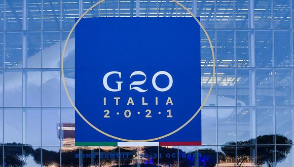 Una vista general muestra el logo del G20 Italia 2021 en la fachada del centro de convenciones La Nuvola en Roma. (Andreas SOLARO / AFP).