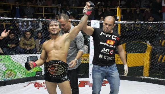 Huachín sumó así la octava victoria de su carrera profesional en las MMA. (Foto: Carlos Huachín/Facebook)