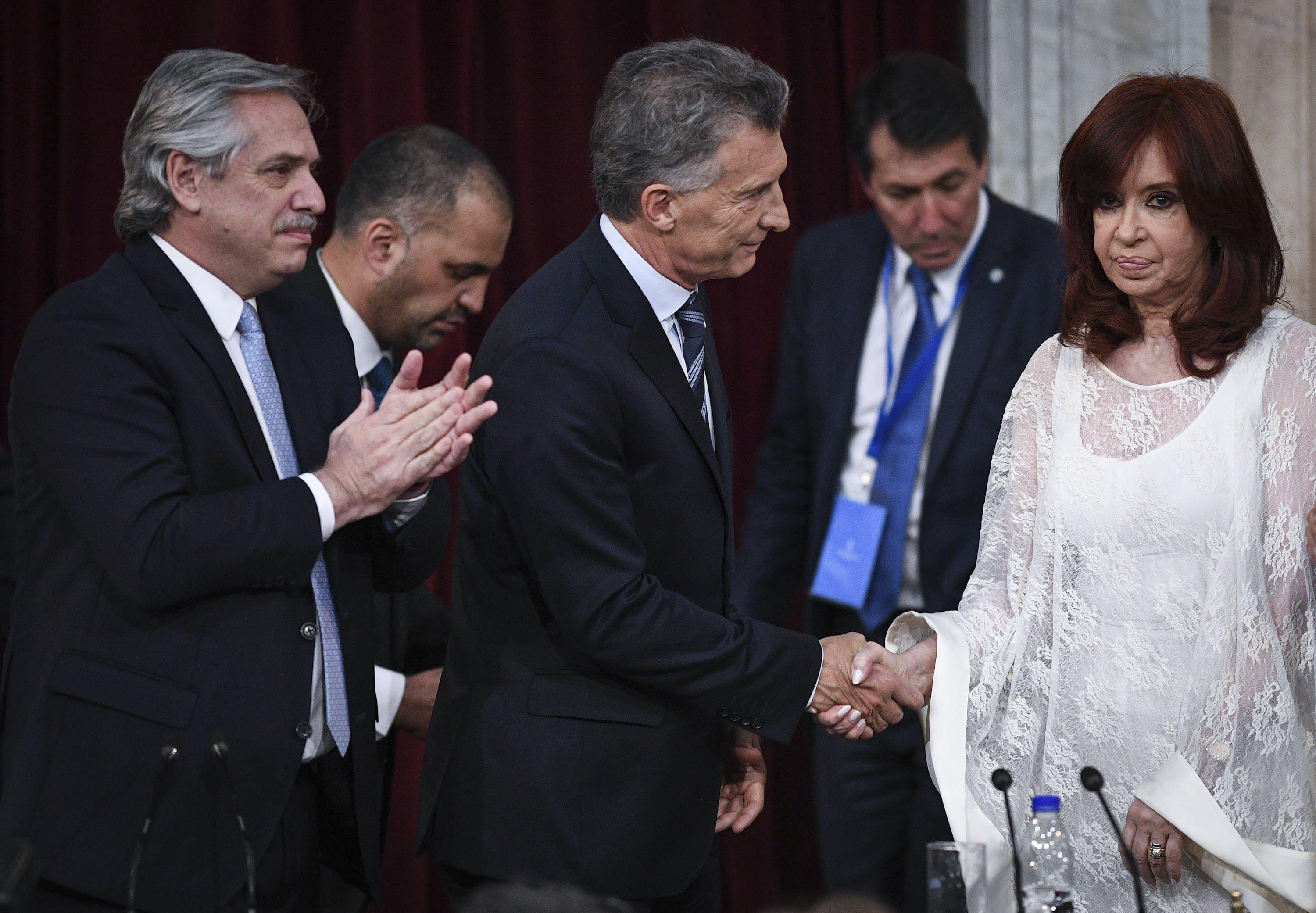 La flamante vicepresidenta Cristina Kirchner y el presidente saliente, Mauricio Macri se saludaron de manera fría en el Congreso Nacional de Argentina, donde se celebró la ceremonia de traspaso de mando a Alberto Fernández. Foto: AFP