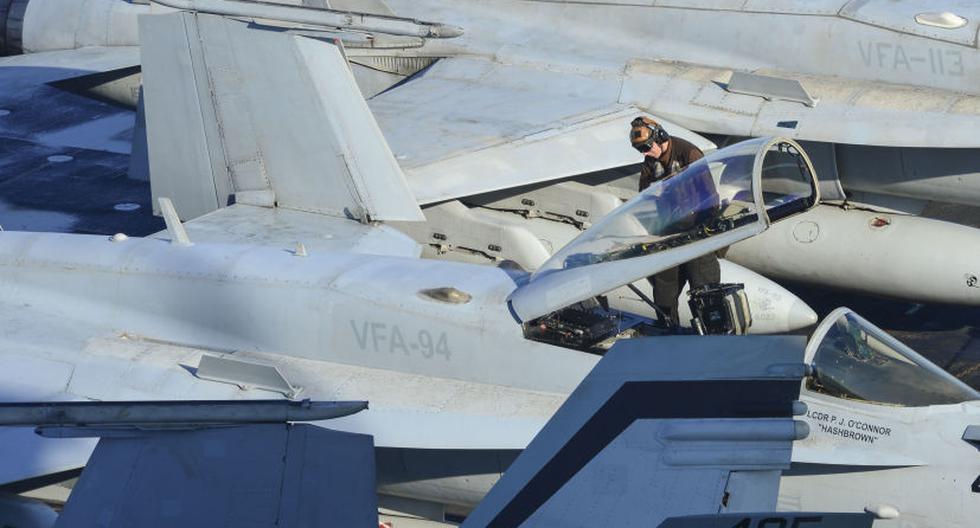 Mantenimiento de aviones que luchan contra ISIS en el USS Carl Vinson. (Foto: US Navy / Flickr)