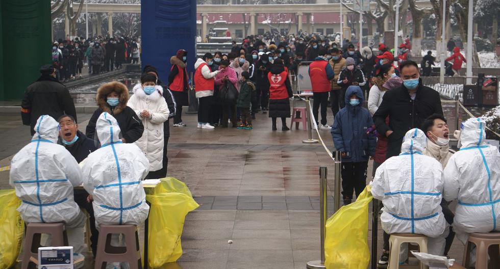 Los residentes hacen cola para hacerse pruebas del coronavirus covid-19 en Zhengzhou, en la provincia central china de Henan, el 5 de enero de 2022. (STR / CNS / AFP).