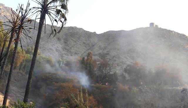 Los bomberos trabajaron por más de 5 horas para controlar el incendio. (Félix Ingaruca/El Comercio)