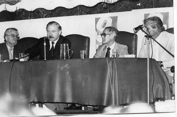 Lima, November 18, 1988. Tomás Unger at the presentation of one of his books.  In the image, to his right, the journalist Luis Rey de Castro;  and to his left, Dr. Francisco Miró Quesada Cantuarias.  (Photo: GEC Historical Archive)