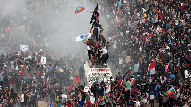 Chile se ha visto afectado desde hace 19 días por un terremoto contra la desigualdad que ha sacudido a las clases sociales, políticas y económicas, y que tiene en la capitalina Plaza Italia su zona cero, un lugar simbólico en la historia de la lucha social que día a día acoge los reclamos populares. (Foto: Reuters).