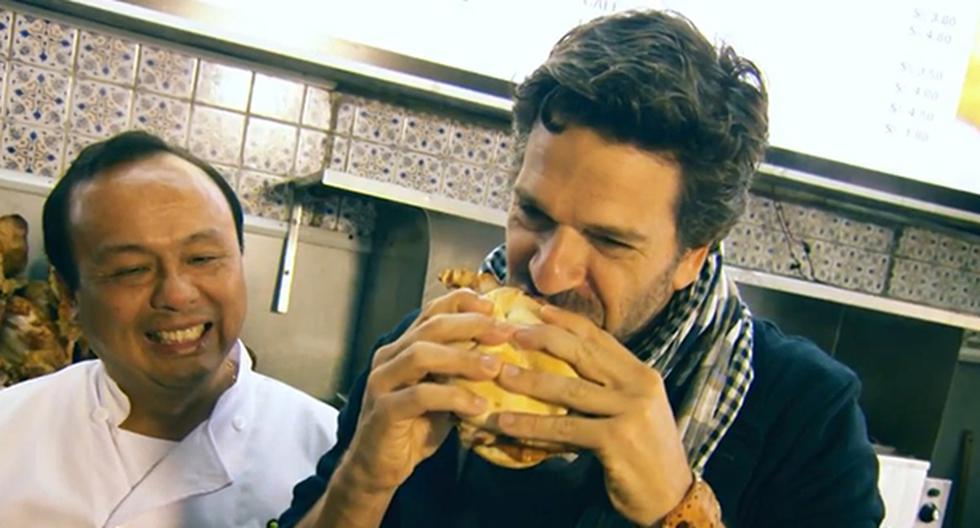 Ishai Golan se animó a probar el sabroso pan con chicharrón. (Foto: Captura de YouTube)