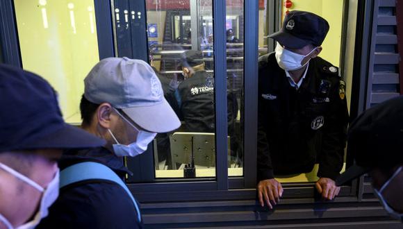 Imagen referencial. Los pasajeros usan mascarillas por el coronavirus cuando llegan a la estación de tren de una ciudad de China. Foto tomada el 8 de abril de 2020. (NOEL CELIS / AFP).