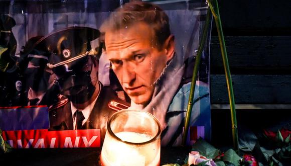 Un retrato del fallecido líder de la oposición rusa Alexei Navalny entre ofrendas florales y una vela frente a la embajada rusa en Berlín, Alemania, 24 de febrero de 2024 | Foto: EFE/FILIP SINGER